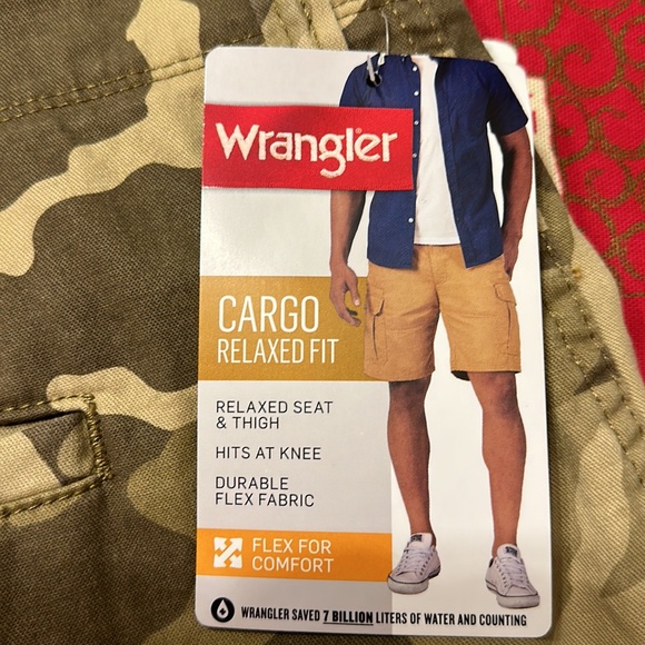Wrangler Relaxed Fit Flex Camo Cargo Shorts Hidden Tech Pocket 10 in. Inseam - Picture 9 of 11